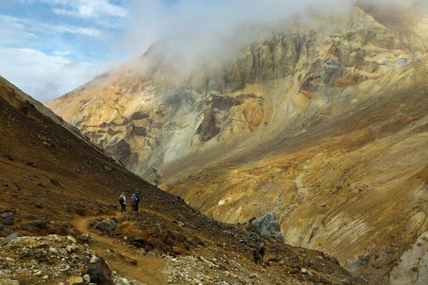 Kamçatka üzerinde aktif yanardağ Mutnovsky tırmanma.