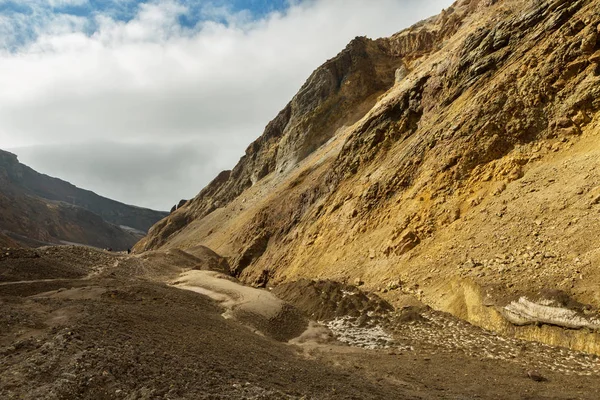 Escalada al volcán activo Mutnovsky en Kamchatka . — Foto de Stock