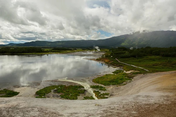 Hydrotermiska fält i Uzon Caldera. Kronotsky naturreservat — Stockfoto