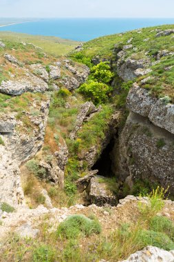 Derin çatlaklar Opuk dağlar.