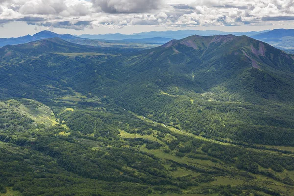 Kronotsky natuurgebied op het schiereiland Kamtsjatka. Uitzicht vanaf de helikopter. — Stockfoto