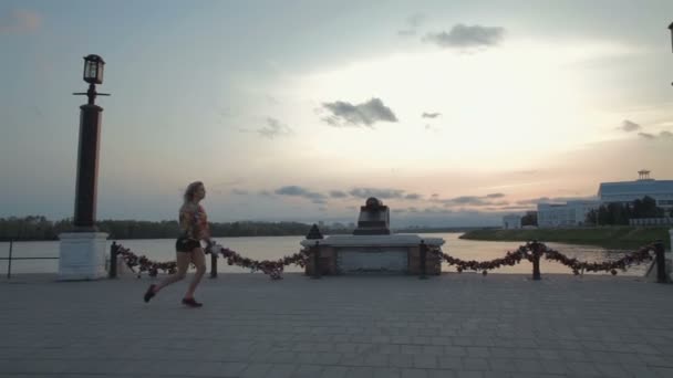 Menina bonita acrobático dança dique por do sol estoque filmagem vídeo — Vídeo de Stock