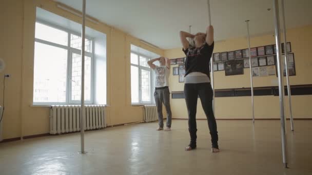 Chica y hombres bailando tira de plástico en el estudio de baile material de archivo de vídeo — Vídeo de stock