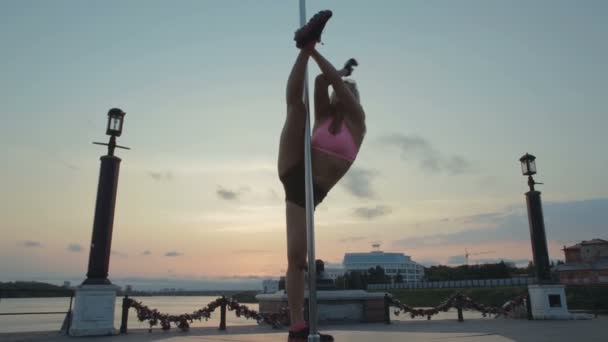 Street Pole danza en la puesta del sol material de archivo de vídeo — Vídeos de Stock