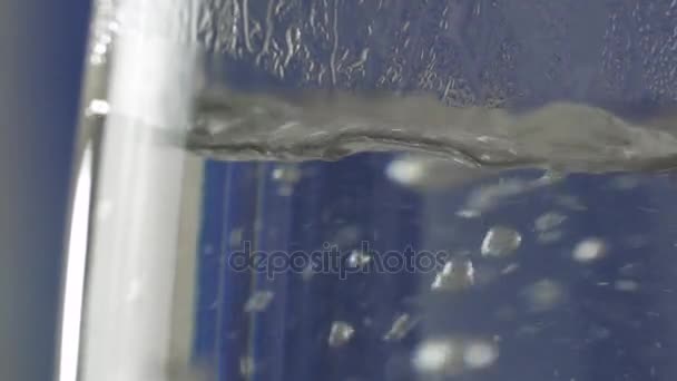 Fervuras de água em bule de vidro câmera lenta imagens de vídeo — Vídeo de Stock