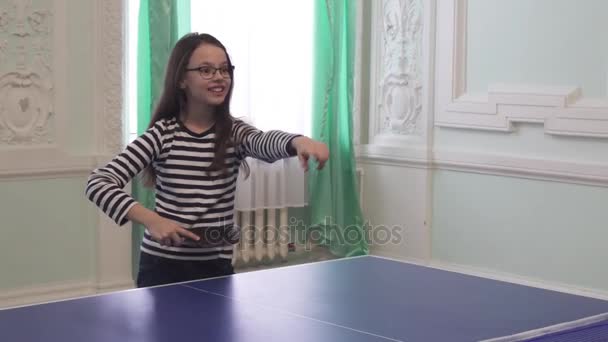 美しい少女は、テーブル テニスの映像素材ビデオを再生します。 — ストック動画