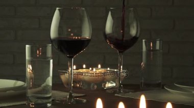 Mum ışığında romantik akşam ağır çekim stok görüntüleri video, kırmızı şarap cam dolu