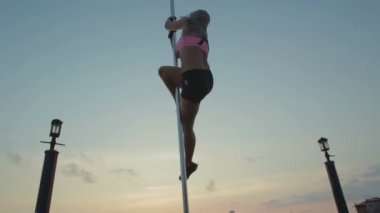 Gün batımı stok görüntüleri video üzerinde sokak Pole dance
