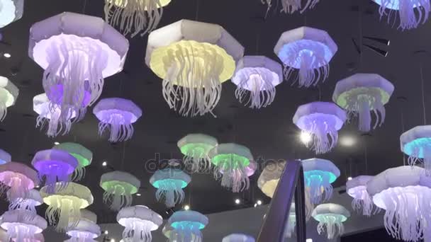 Prachtige plafondlamp in de vorm van mariene kwallen stock footage video — Stockvideo
