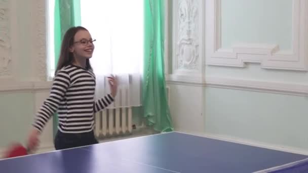 Hermosa chica joven juega tenis de mesa de archivo de vídeo — Vídeo de stock