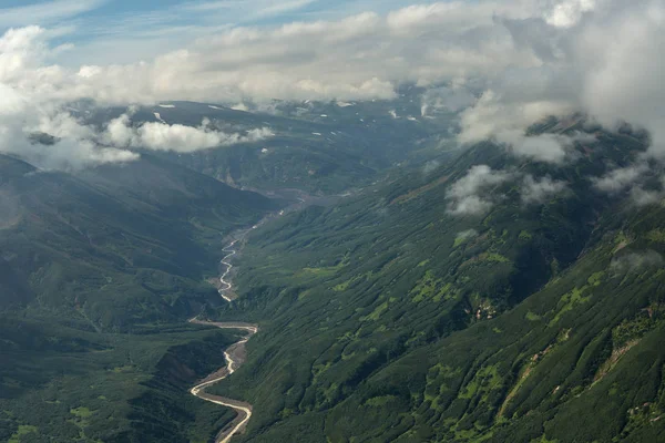 Lecho seco del río entre las colinas. Parque Natural de Kamchatka del Sur . —  Fotos de Stock