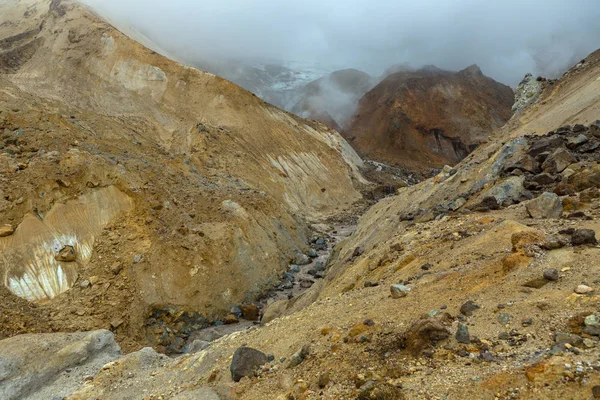 Stream från smältande glaciärer på den aktiva vulkanen Mutnovsky. — Stockfoto
