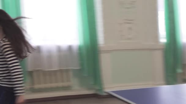 Красива молода дівчина грає в настільний теніс відео — стокове відео