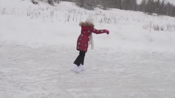 Hermosa joven montando en patines de la figura en la pista al aire libre material de archivo de vídeo — Vídeo de stock