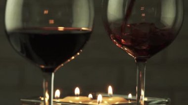 Mum ışığında romantik akşam ağır çekim stok görüntüleri video, kırmızı şarap cam dolu