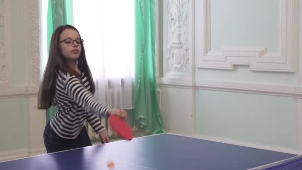 Hermosa chica joven juega tenis de mesa de archivo de vídeo — Vídeo de stock