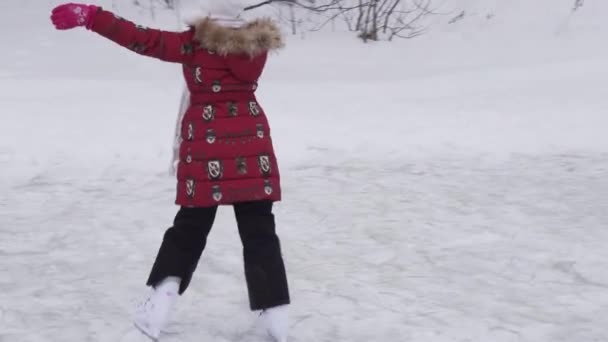 Hermosa joven montando en patines de la figura en la pista al aire libre material de archivo de vídeo — Vídeo de stock