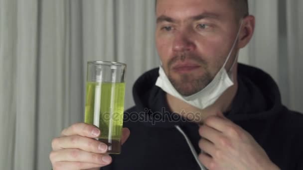 Άρρωστος άνθρωπος πίνει Αναβράζοντα αντιπυρετικά χάπι διαλυμένο σε ποτήρι νερό. Πλάνα Χρηματιστήριο υγειονομικής περίθαλψης αργή κίνηση βίντεο — Αρχείο Βίντεο