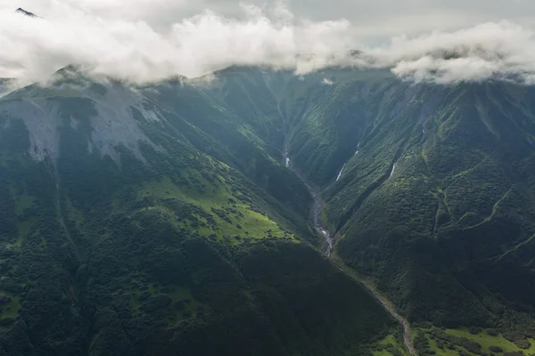 Glaciala floden mellan bergen. Södra Kamtjatka Nature Park. — Stockfoto