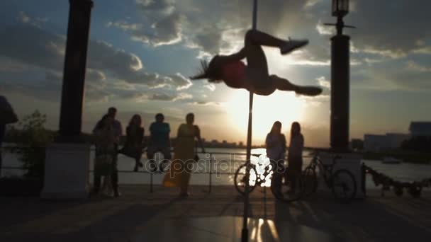 Street Pole dance al tramonto fuori fuoco stock video — Video Stock
