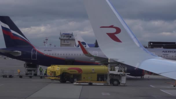 Bränsle tankfartyg drar upp till flygplanet Aeroflot i Sochi internationell flygplats arkivfilmer video — Stockvideo