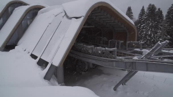 Góndola tipo 3S - el tronco del teleférico más largo del mundo con movimiento de anillo en la estación de esquí Gazprom material de archivo de vídeo — Vídeo de stock