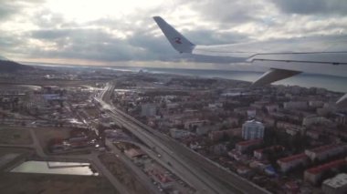 Sochi şehir ve Karadeniz stok görüntüleri video üzerinde bir uçak penceresinden görüntülemek
