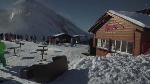 스키 위에 리조트 고르 키 Gorod 2200 미터 바다 수준의 재고 장면 비디오 — 비디오