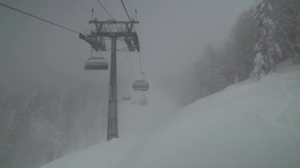 Sedačkové lanovky pro 4 osoby v oblacích Rosa Khutor Alpine Resort natočit video — Stock video