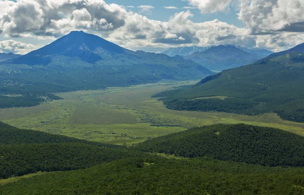 Riserva Naturale di Kronotsky sulla penisola di Kamchatka. Vista dall'elicottero . — Foto Stock