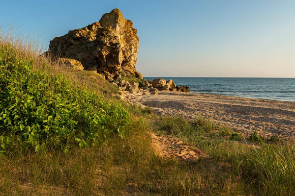 Generałowie plaży o świcie. Karalar park krajobrazowy na Krymie. — Zdjęcie stockowe