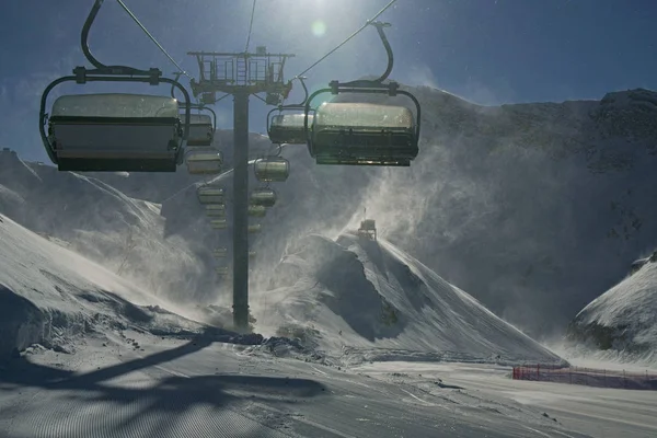 Chaises élévatrices forte tempête de vent ne fonctionnent pas sur le dessus de la station de ski Gorky Gorod 2200 mètres au-dessus du niveau de la mer — Photo