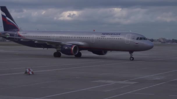 Avion Aeroflot atterri et conduit à la passerelle d'embarquement des passagers à l'aéroport international de Sotchi images vidéo — Video