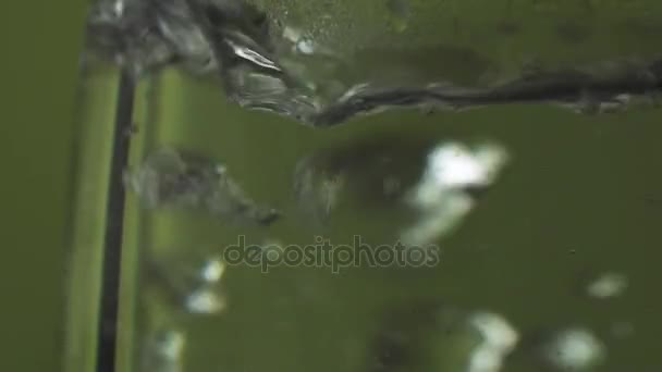 Fervuras de água em bule de vidro câmera lenta imagens de vídeo — Vídeo de Stock