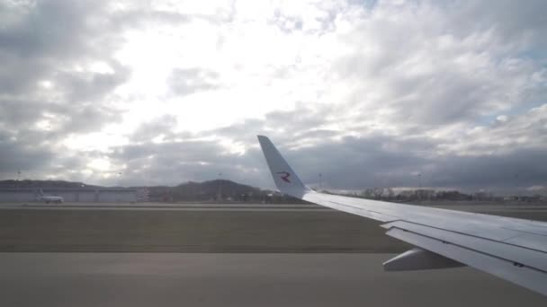 A repülőgép vesz a szalag Sochi International Airport stock footage videóinak ablak kilátás — Stock videók