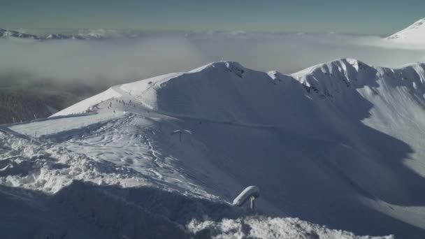 Pistes op de bovenkant van Rosa piek 2320 meter boven zeeniveau in ski resort stock footage video — Stockvideo