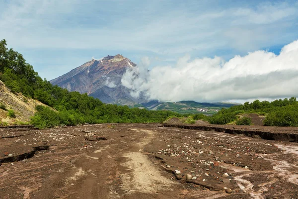 Estrada ao longo do rio seco para o Vulcão Koryaksky 3456 m na Península de Kamchatka — Fotografia de Stock