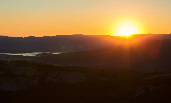 Salida del sol sobre las montañas del sur de Crimea. Vista desde la cima de la montaña Ilyas Kaya . —  Fotos de Stock