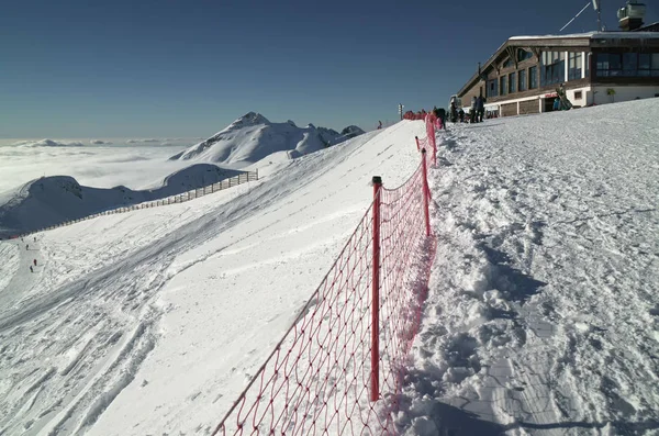 Südhang des rosa Gipfels 2320 Meter über dem Meeresspiegel im Skigebiet — Stockfoto