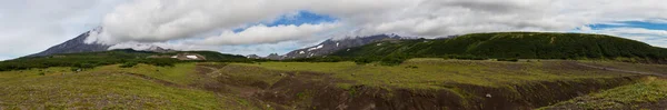 Panorama skupiny Avachinskaya Sopka na poloostrově Kamčatka — Stock fotografie