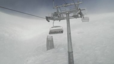 Telesiyej 4 Kişilik bulutlar Rosa Khutor Alpine Resort stok görüntüleri video