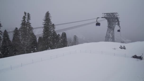 Gondola tipo 3S - o maior tronco de teleférico do mundo com movimento de anel na estância de esqui Gazprom — Vídeo de Stock