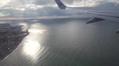 Sochi şehir ve Karadeniz stok görüntüleri video üzerinde bir uçak penceresinden görüntülemek