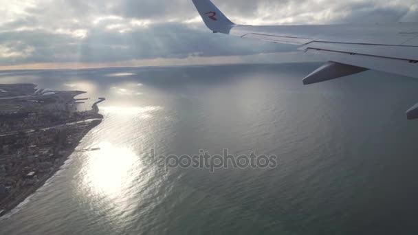 Uitzicht vanuit het raam van een vliegtuig op de stad Sotsji en de Zwarte Zee stock footage video — Stockvideo