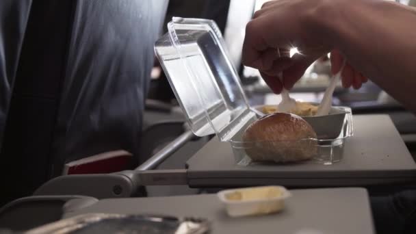 Mann frühstückt am Tisch fliegendes Flugzeug Stock Footage Video — Stockvideo