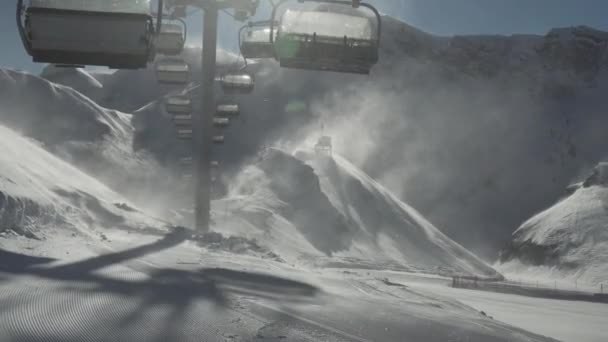 Sterke wind storm stoeltjesliften werken niet op de top van ski resort Gorky Gorod 2200 meter boven zeeniveau stock footage video — Stockvideo