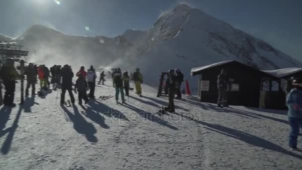 Op de bovenkant van ski resort Gorky Gorod 2200 meter boven zeeniveau stock footage video — Stockvideo