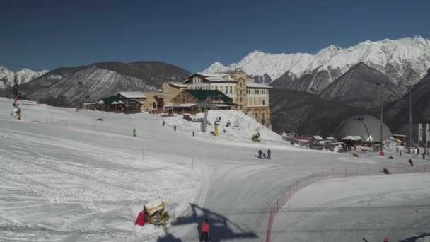 Ski infrastruktur i Gorkij Gorod 960 meter ovan havsytan arkivfilmer video — Stockvideo