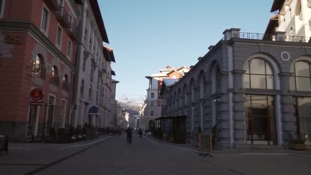 Gorky Gorod - ciudad turística de todas las estaciones y zona de juego 540 metros sobre el nivel del mar material de archivo timelapse video — Vídeo de stock