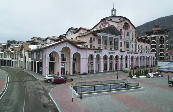 Gorki Plaza Hotel a Lower Gorod - località turistica per tutta la stagione e zona di gioco a 540 metri sul livello del mare — Foto Stock